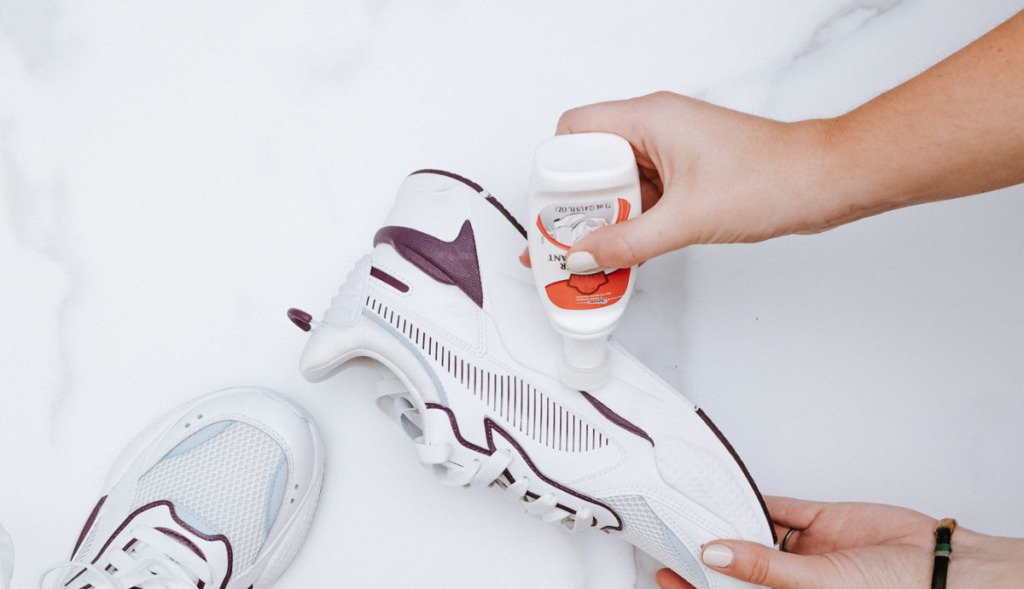 How to Clean Men's Sports Sneakers at Home