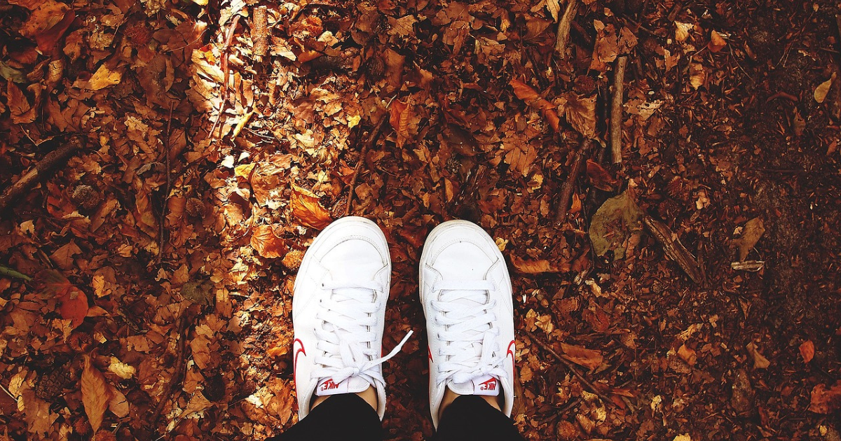 Should men wear socks with white sneakers